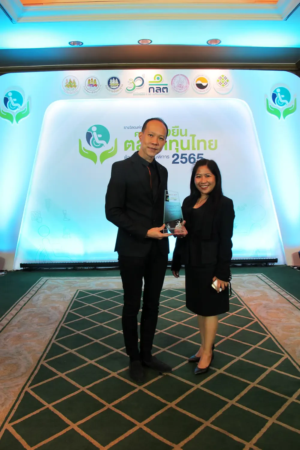 บริษัท ซิมโฟนี่ คอมมูนิเคชั่น จำกัด (มหาชน) เข้ารับรางวัล “องค์กรต้นแบบความยั่งยืนในตลาดทุนไทยด้านสนับสนุนคนพิการ”