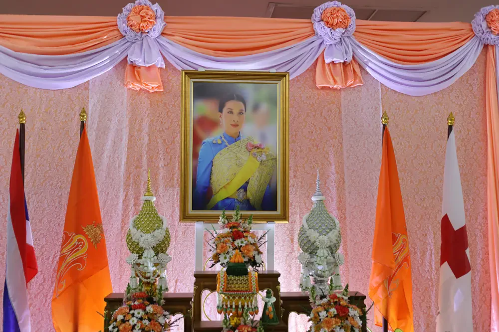 ถวายแจกันดอกไม้หน้าพระฉายาลักษณ์ สมเด็จพระเจ้าลูกเธอ เจ้าฟ้าพัชรกิติยาภา นเรนทิราเทพยวดี กรมหลวงราชสาริณีสิริพัชร มหาวัชรราชธิดา
