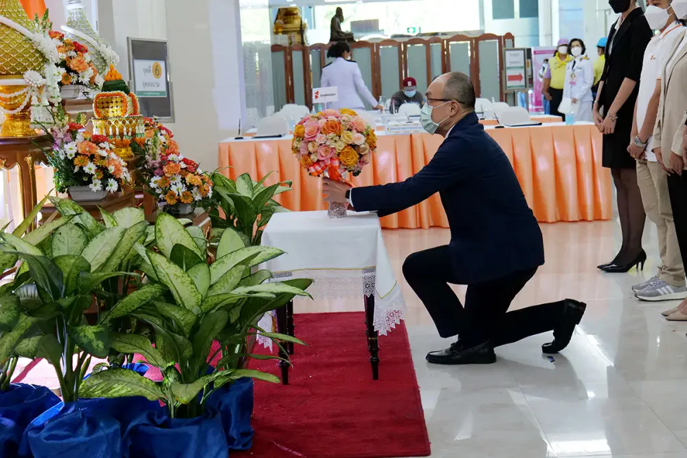 ถวายแจกันดอกไม้หน้าพระฉายาลักษณ์ สมเด็จพระเจ้าลูกเธอ เจ้าฟ้าพัชรกิติยาภา นเรนทิราเทพยวดี กรมหลวงราชสาริณีสิริพัชร มหาวัชรราชธิดา