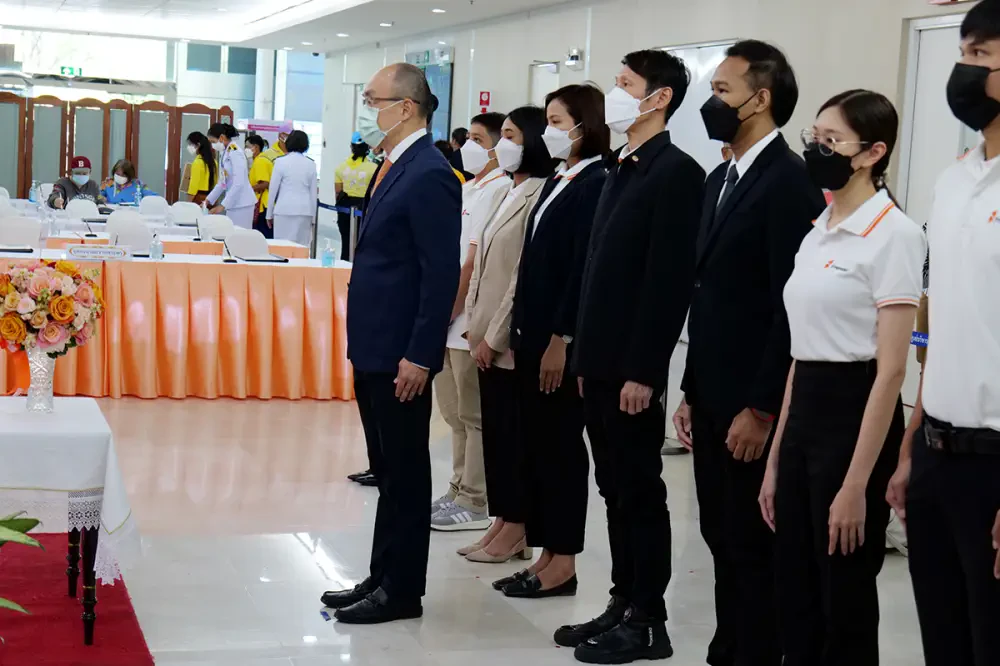 ถวายแจกันดอกไม้หน้าพระฉายาลักษณ์ สมเด็จพระเจ้าลูกเธอ เจ้าฟ้าพัชรกิติยาภา นเรนทิราเทพยวดี กรมหลวงราชสาริณีสิริพัชร มหาวัชรราชธิดา