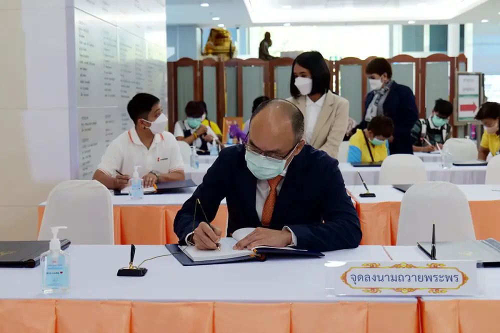 ถวายแจกันดอกไม้หน้าพระฉายาลักษณ์ สมเด็จพระเจ้าลูกเธอ เจ้าฟ้าพัชรกิติยาภา นเรนทิราเทพยวดี กรมหลวงราชสาริณีสิริพัชร มหาวัชรราชธิดา