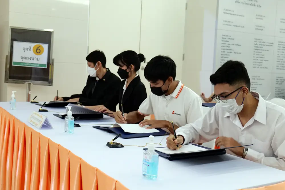 ถวายแจกันดอกไม้หน้าพระฉายาลักษณ์ สมเด็จพระเจ้าลูกเธอ เจ้าฟ้าพัชรกิติยาภา นเรนทิราเทพยวดี กรมหลวงราชสาริณีสิริพัชร มหาวัชรราชธิดา