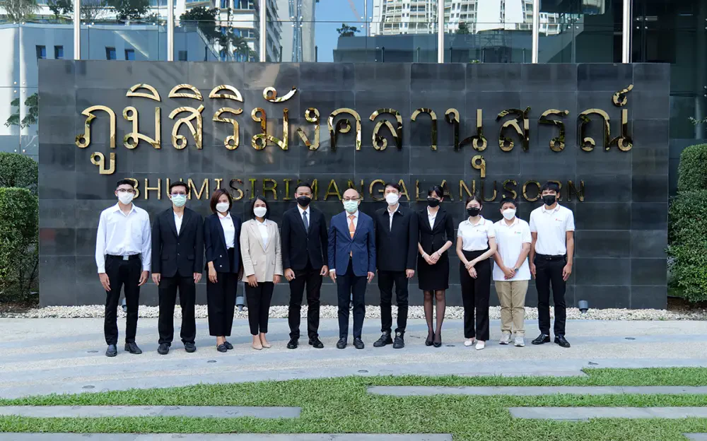 ถวายแจกันดอกไม้หน้าพระฉายาลักษณ์ สมเด็จพระเจ้าลูกเธอ เจ้าฟ้าพัชรกิติยาภา นเรนทิราเทพยวดี กรมหลวงราชสาริณีสิริพัชร มหาวัชรราชธิดา