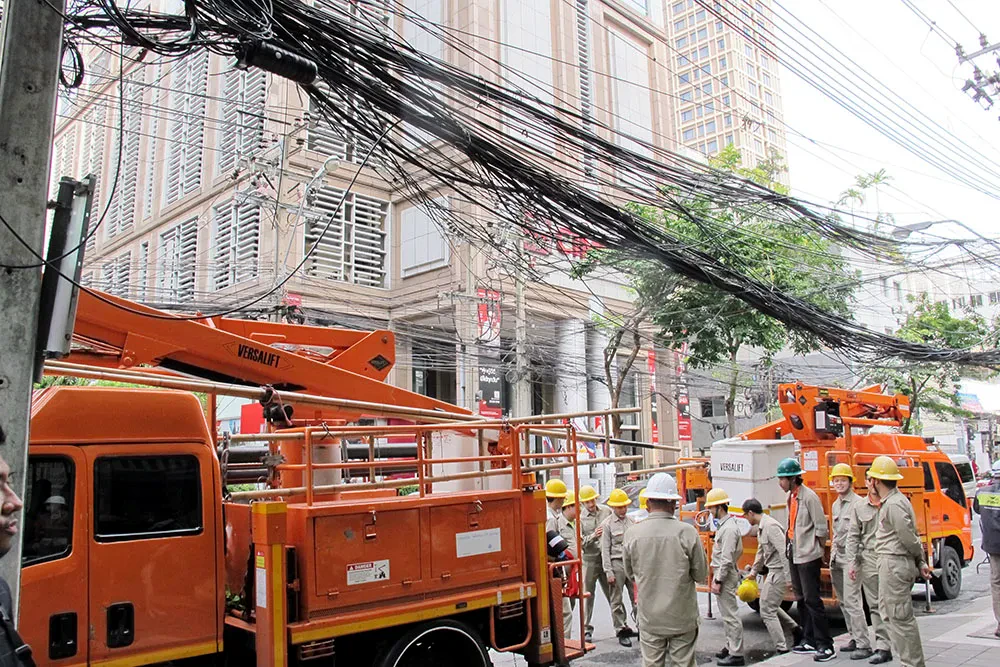 เข้าร่วมงานรื้อสายบนเสาไฟฟ้าในโครงการนำสายไฟฟ้าและสายสื่อสารลงใต้ดิน