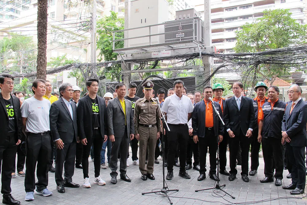 เข้าร่วมงานรื้อสายบนเสาไฟฟ้าในโครงการนำสายไฟฟ้าและสายสื่อสารลงใต้ดิน