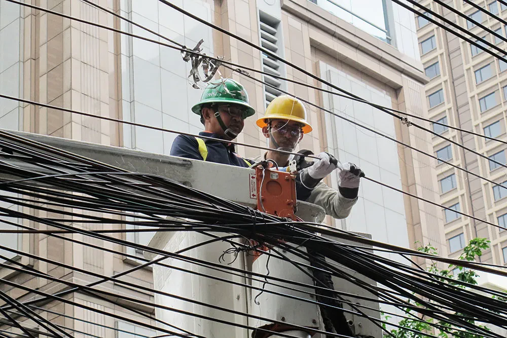 เข้าร่วมงานรื้อสายบนเสาไฟฟ้าในโครงการนำสายไฟฟ้าและสายสื่อสารลงใต้ดิน