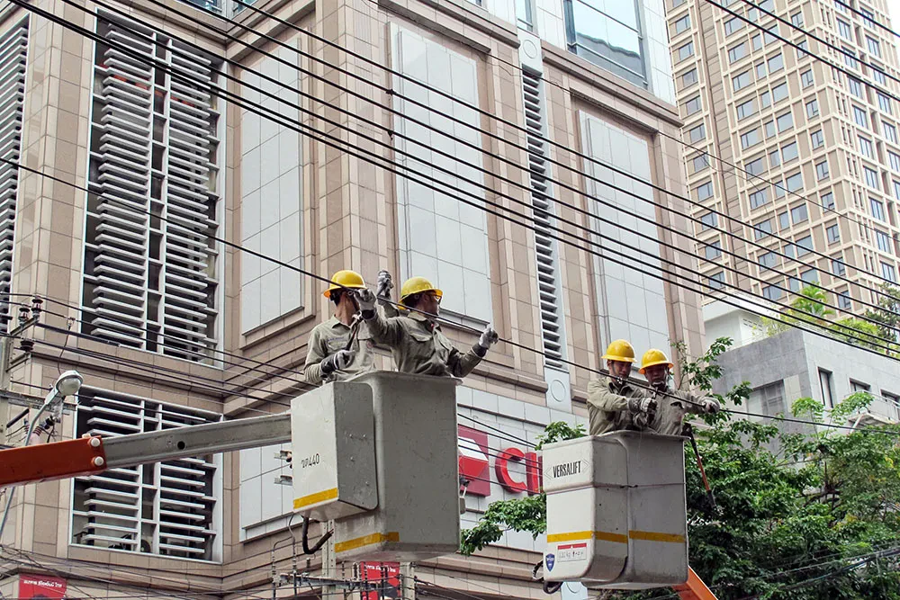 เข้าร่วมงานรื้อสายบนเสาไฟฟ้าในโครงการนำสายไฟฟ้าและสายสื่อสารลงใต้ดิน